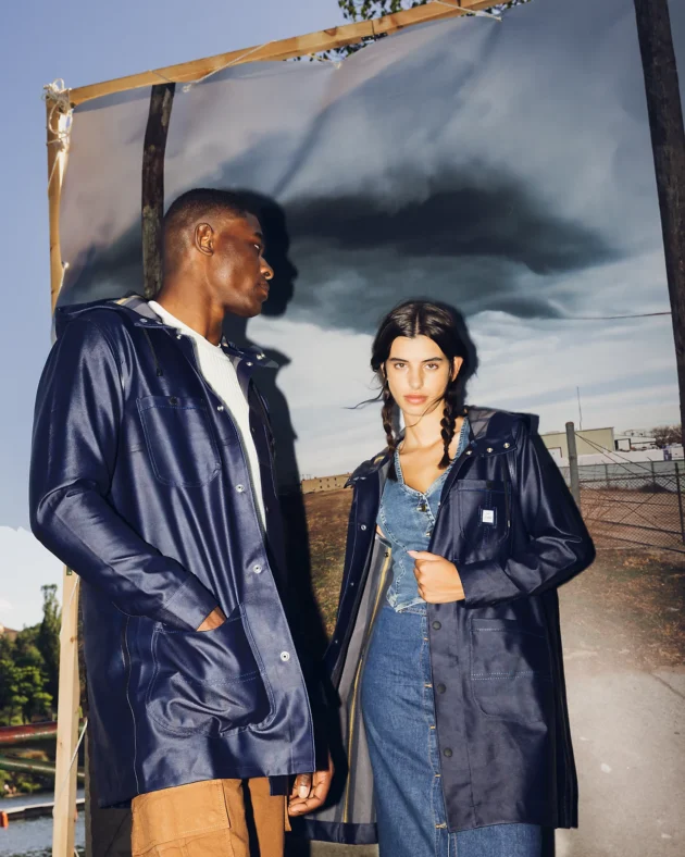 מעיל גשם לנשים Lee® x STUTTERHEIM בצבע כחול נייבי