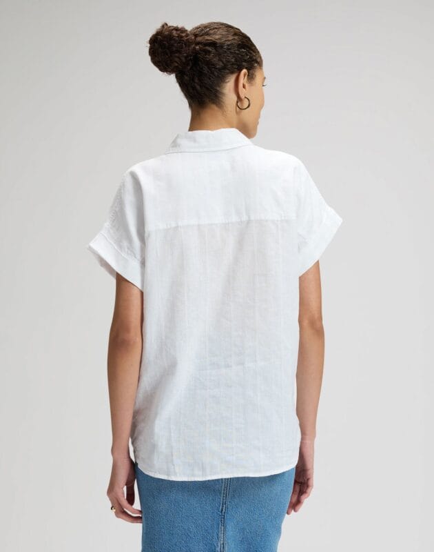 חולצה קצרה מכופתרת